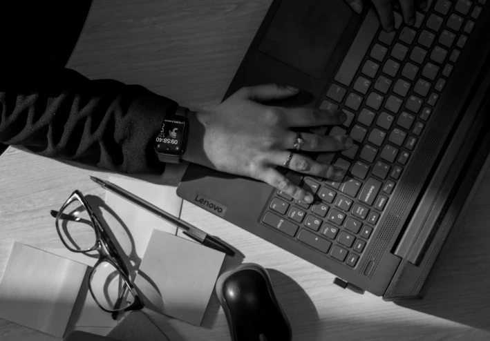 الأثر الاقتصادي للجرائم الإلكترونية: تحليل الأضرار المالية والتشغيلية وضرورة تبني المرونة السيبرانية في الأعمال التجارية