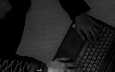 الأثر الاقتصادي للجرائم الإلكترونية: تحليل الأضرار المالية والتشغيلية وضرورة تبني المرونة السيبرانية في الأعمال التجارية