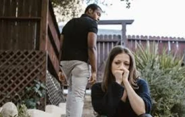 كيف تتوقف عن الشعور بعدم الأمان في شريكك وتمنع الشكوك من كسرها