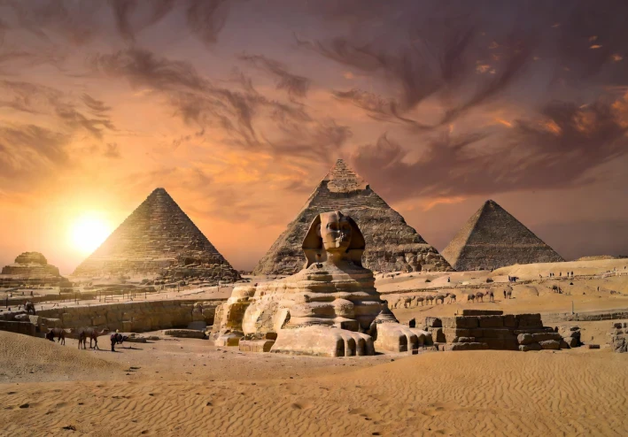 أهرامات الجيزة: عجائب العالم القديم التي تتحدى الزمن
