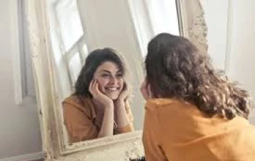 كل ما يمكن أن تعلمه المرآة عن نفسك (وكيف يجب أن تنظر إلى نفسك لتكون أكثر سعادة)