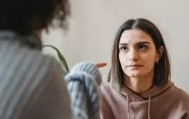 مفاتيح للتعرف على ما إذا كانت لديك علاقة سامة مع صديق (وكيفية منعها من الإضرار باحترامك لذاتك)