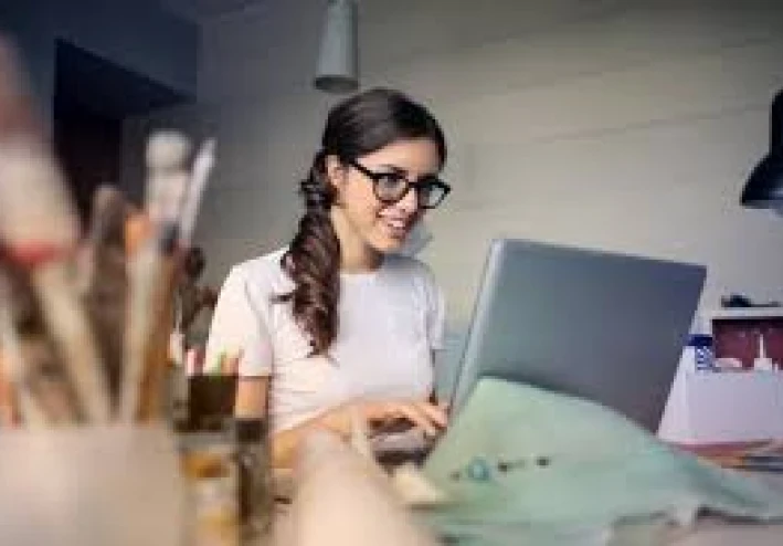 لماذا يمكن أن يساعد تنظيم منزلك (ومكتبك) في تحسين تركيزك وإنتاجيتك
