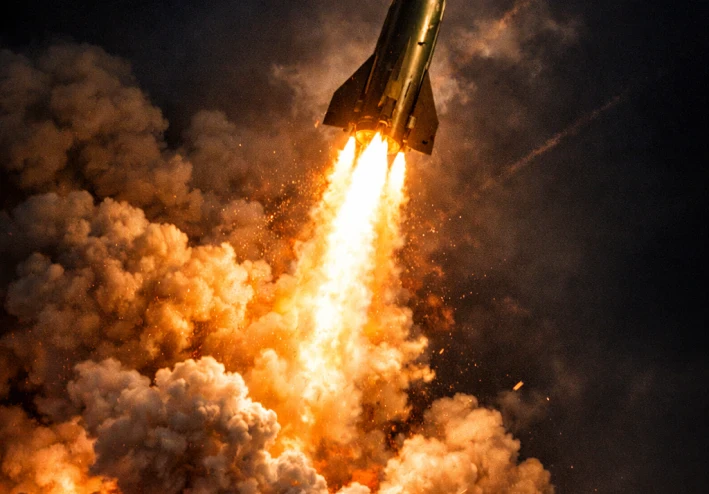 صاروخ "سچيل" الإيراني يدخل المواجهة.. هل تتوسع الحرب في الشرق الأوسط بعد تهديد باب المندب واستهداف المطارات؟