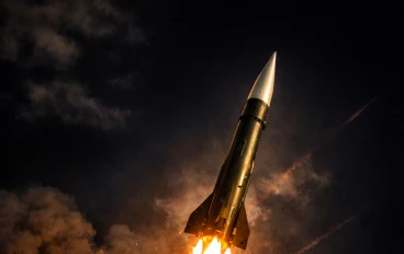 صاروخ "سچيل" الإيراني يدخل المواجهة.. هل تتوسع الحرب في الشرق الأوسط بعد تهديد باب المندب واستهداف المطارات؟