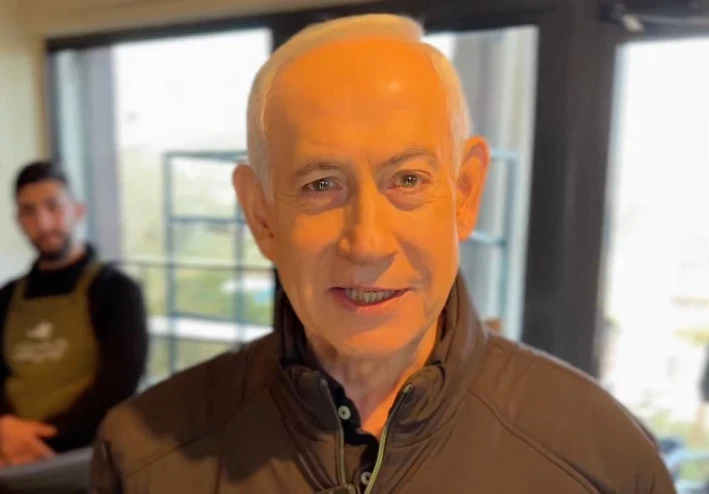 "هل مات بنيامين نتنياهو فعلاً؟ رد ساخر منه بكوب قهوة و5 أصابع!"