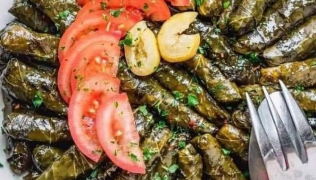 صورة مقال محشي ورق العنب المصري التقليدي سر الطعم اللي بيجمع العيلة