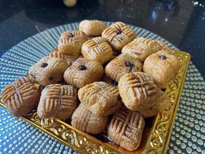 صورة مقال حلوى مقروط المقلة الذي يذوب في الفم  ويقدم في المناسبات الأعياد مع الحليب 