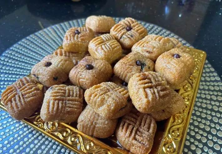 حلوى مقروط المقلة الذي يذوب في الفم  ويقدم في المناسبات الأعياد مع الحليب