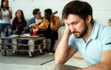 كيف تتوقف عن الشعور بالوحدة ، حتى لو كنت محاطا بالناس وليس لديك أصدقاء