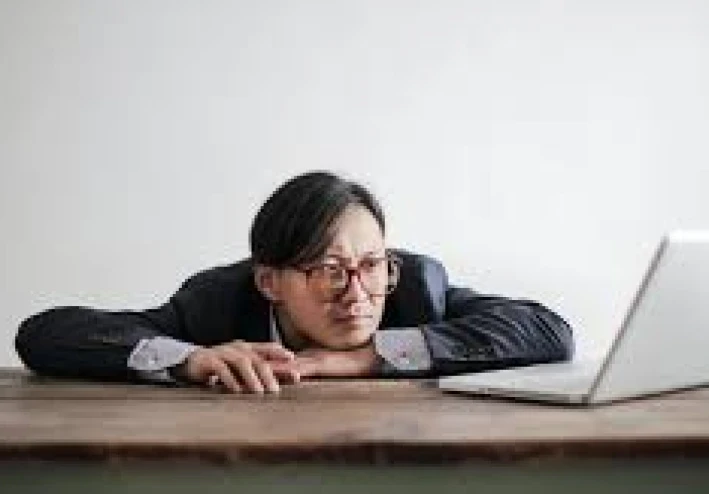 الإدمان على استهلاك الأخبار السلبية التي تؤثر على صحتك العقلية