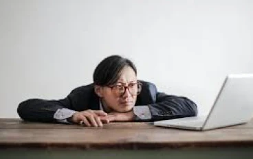   الإدمان على استهلاك الأخبار السلبية التي تؤثر على صحتك العقلية