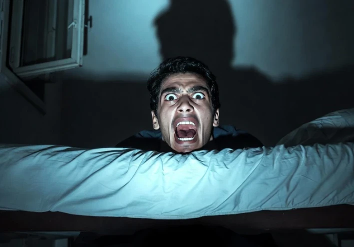 الصوت اللي بيرد على اسمك من تحت السرير