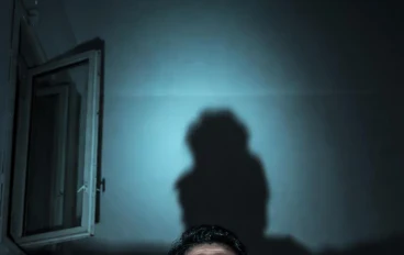 الصوت اللي بيرد على اسمك من تحت السرير