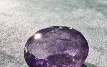 حجر الأميثيست: دليلك الشامل لفهم سر الجمال البنفسجي