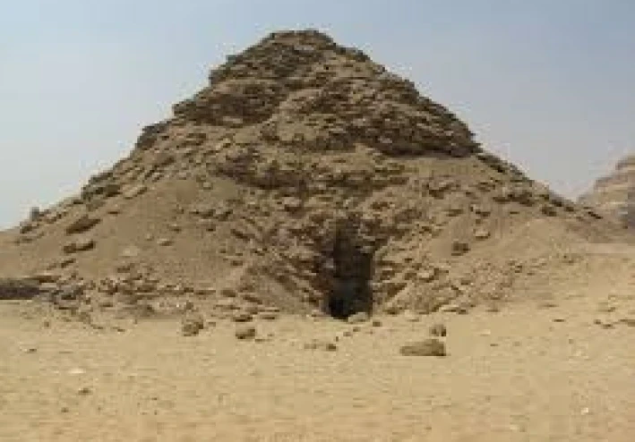 هرم أوسركاف: بداية تحوّل ملكي في عمارة الدولة القديمة