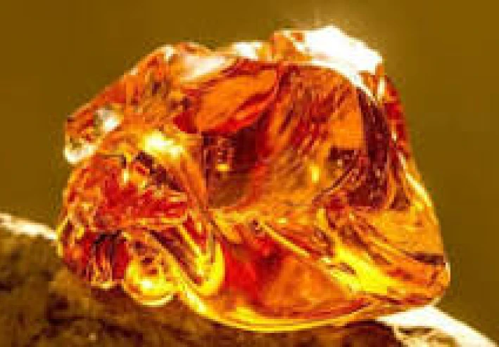 حجر الكهرمان: كنز الطبيعة الساحر وفوائده واستخداماته