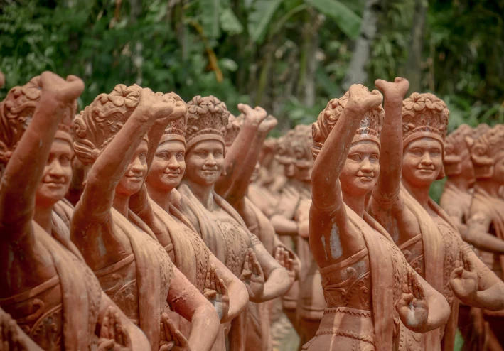 من وحدة العصور السحيقة إلى تنوع الحضارات: رحلة الإنسان عبر الزمان