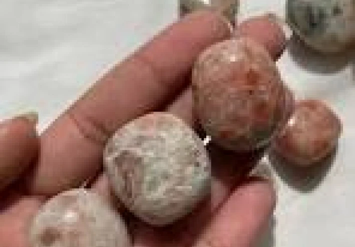 حجر الشمس: الخصائص، الفوائد، وأهم الاستخدامات في عالم الأحجار الكريمة