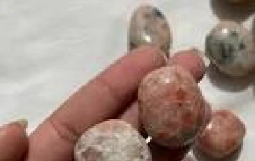 حجر الشمس: الخصائص، الفوائد، وأهم الاستخدامات في عالم الأحجار الكريمة