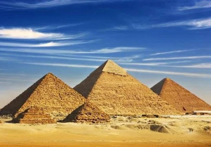 سحر الأهرامات وأسرارها الخالدة