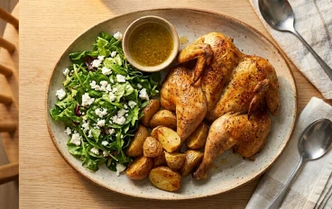 سر الدجاج المشوي المقرمش بالبطاطس مع سلطة الفيتا: وجبة عائلية متكاملة