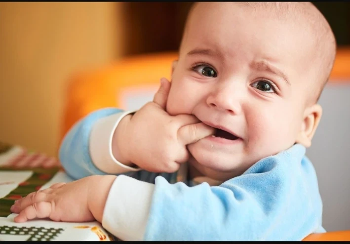 أعراض التسنين عند الأطفال: الدليل الشامل + طرق التخفيف الآمنة ومتى يجب القلق.