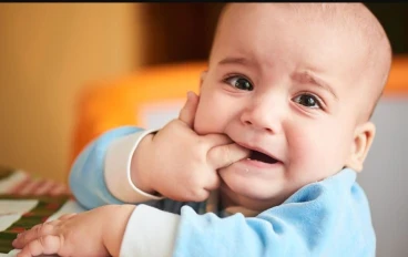 أعراض التسنين عند الأطفال: الدليل الشامل + طرق التخفيف الآمنة ومتى يجب القلق.