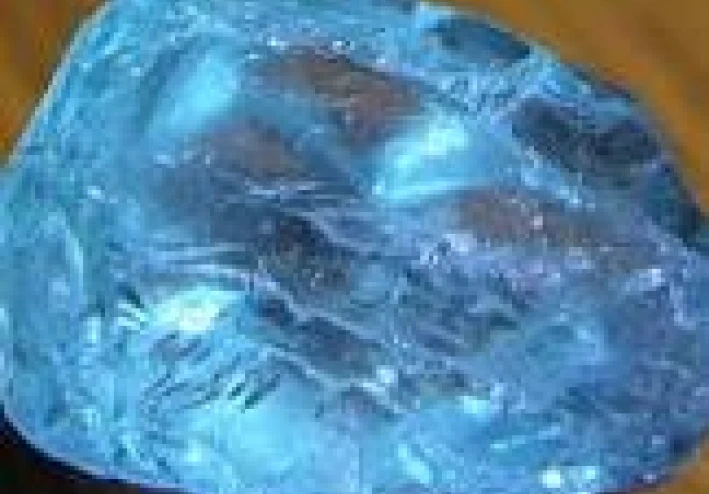 حجر الأكوامارين: جمال البحر في جوهرة واحدة