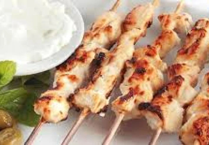 🍢 طريقة عمل الشيش طاووق | وصفة لذيذة بتتبيلة مثالية 🔥