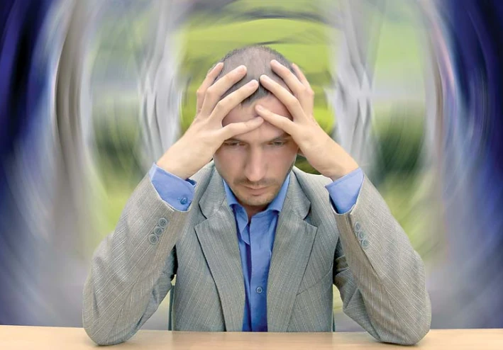 الدنيا بتلف بيك؟ 7 نصائح سحرية للتخلص من الدوخة والزغللة فوراً