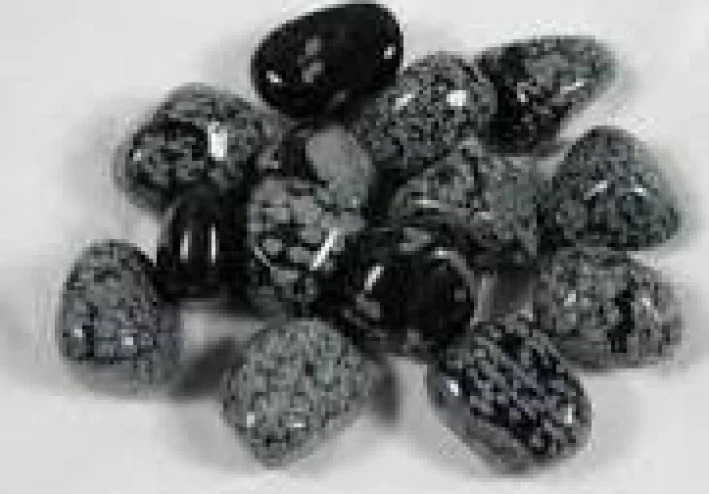 حجر الأوبسيديان: أسرار الزجاج البركاني الأسود وفوائده واستخداماته