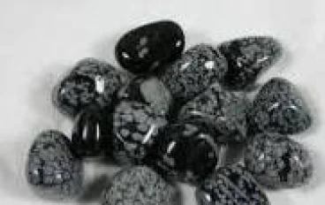 حجر الأوبسيديان: أسرار الزجاج البركاني الأسود وفوائده واستخداماته