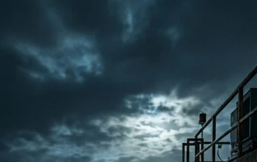 حين يهمس الظلام… صرخة بين الحياة والموت 🌑🔥