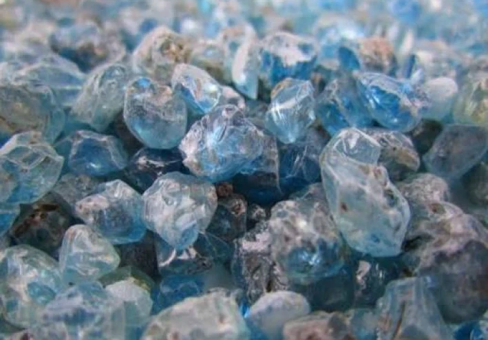 حجر الزركون: الدليل الشامل عن خصائصه وفوائده وأنواعه