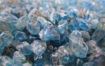 حجر الزركون: الدليل الشامل عن خصائصه وفوائده وأنواعه