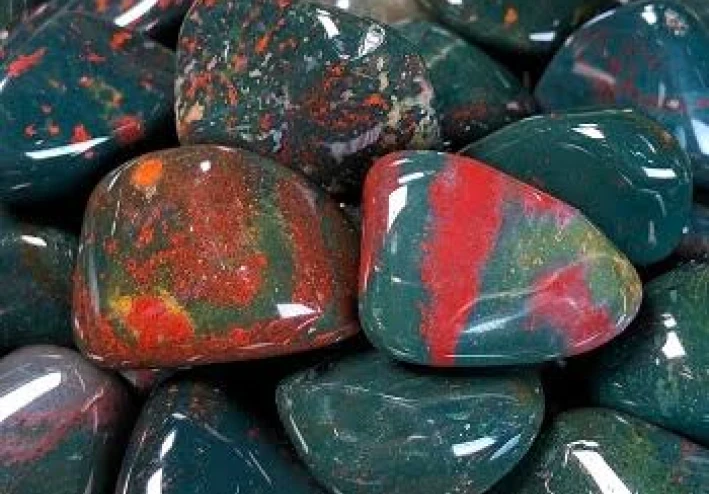 حجر الدم (Bloodstone): خصائصه، فوائده، وأسعاره في عالم الأحجار الكريمة