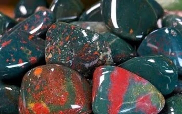 حجر الدم (Bloodstone): خصائصه، فوائده، وأسعاره في عالم الأحجار الكريمة