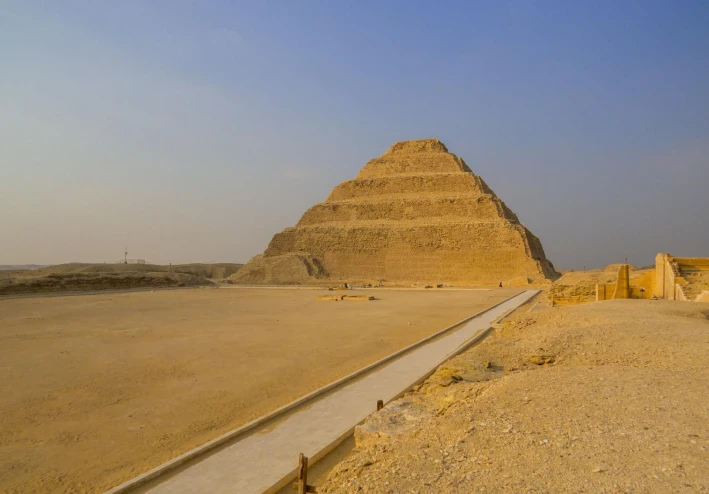 هرم سقارة: بداية عبقرية العمارة المصرية القديمة