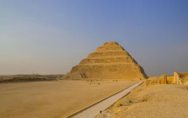 هرم سقارة: بداية عبقرية العمارة المصرية القديمة