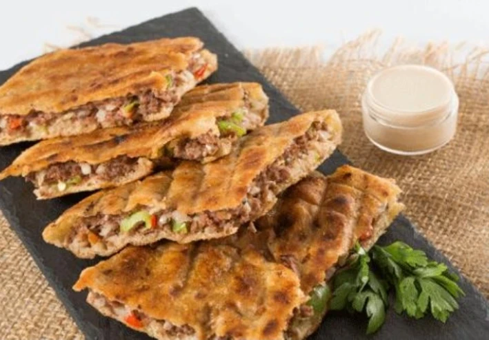 الحواوشي المصري الأصلي: سر الطعم اللي مكسر الدنيا وطريقة عمله في البيت خطوة بخطوة