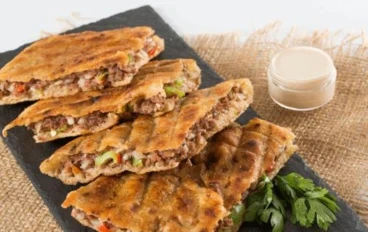 الحواوشي المصري الأصلي: سر الطعم اللي مكسر الدنيا وطريقة عمله في البيت خطوة بخطوة 