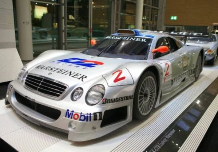 أسطورة السرعة النادرة: مرسيدس CLK GTR بين عالم السباقات والطريق