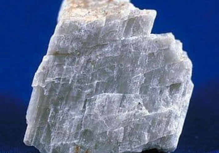 حجر الفلسبار: خصائصه، أنواعه، واستخداماته في عالم الأحجار الكريمة