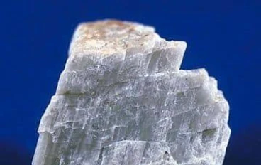 حجر الفلسبار: خصائصه، أنواعه، واستخداماته في عالم الأحجار الكريمة