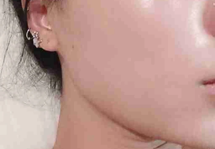 أسرار الحصول على بشرة زجاجية (Glass Skin) وروتين العناية اليومي الاقتصادي