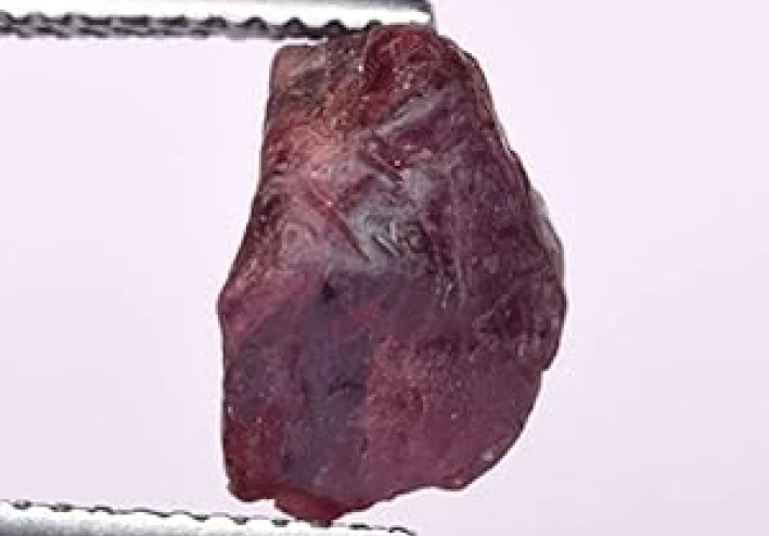 حجر Spinel: الجمال الخفي في عالم الأحجار الكريمة