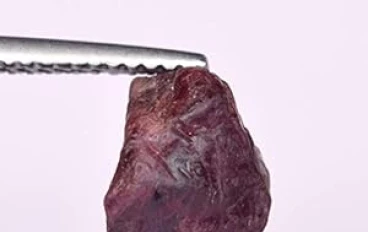 حجر Spinel: الجمال الخفي في عالم الأحجار الكريمة