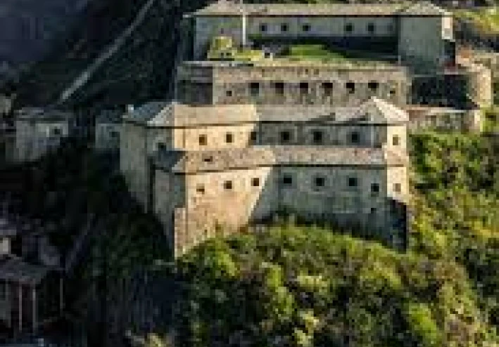 حصار حصن بارد.. كيف أوقف حصن واحد نابليون 12 يوماً في قلب جبال الألب؟