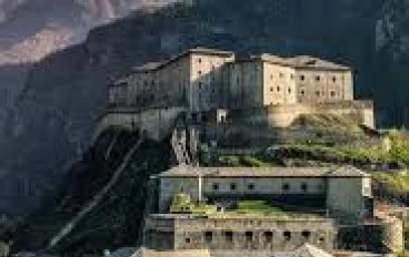 حصار حصن بارد.. كيف أوقف حصن واحد نابليون 12 يوماً في قلب جبال الألب؟